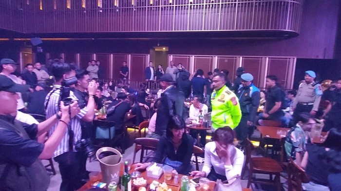 Polisi saat melakukan razia di kelab malam Bandung