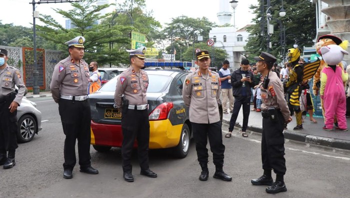 Polisi saat mengawasi keramaian di Jalan Asia Afrika, Kota Bandung