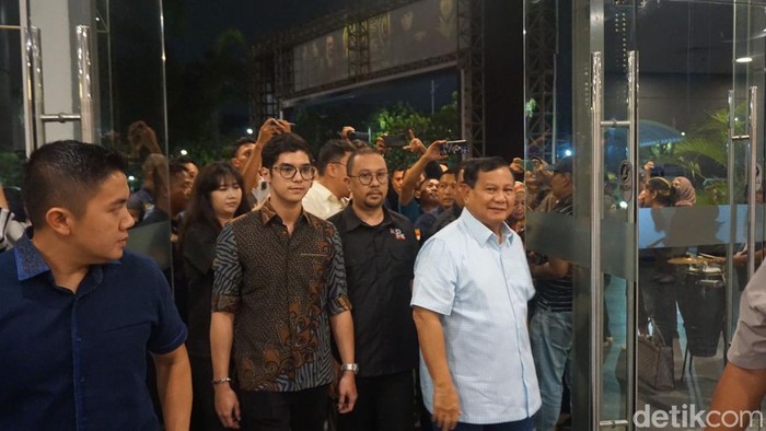 Prabowo nonton konser Dewa 19 di Surabaya