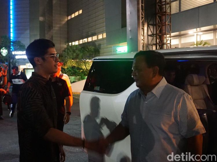 Potret Prabowo Nonton Konser Dewa 19 di Surabaya Disambut Al Ghazali