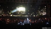 Dalam konser itu, Ahmad Dhani menyampaikan terima kasih kepada Prabowo yang telah datang. Ahmad Dhani lalu menyanyikan lagu Frank Sinatra berjudul New York, New York yang dipersembahkan khusus untuk Prabowo. Foto: Wisnu Setiadarma/detikJatim