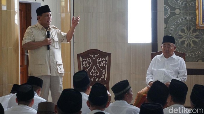 Prabowo saat mengunjungi Ponpes Amanatul Ummah Mojokerto