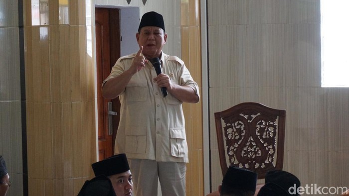 Prabowo saat mengunjungi Ponpes Amanatul Ummah Mojokerto