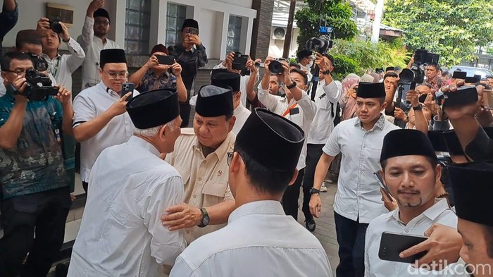 Prabowo Subianto, capres dari Partai Gerindra saat berkunjung ke Ponpes Tebuireng Jombang.