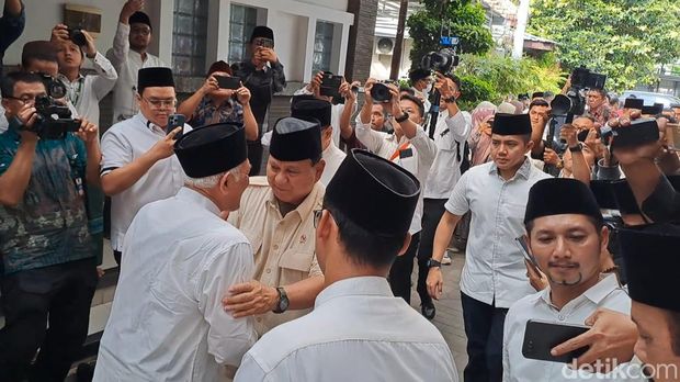 Prabowo Subianto, capres dari Partai Gerindra saat berkunjung ke Ponpes Tebuireng Jombang.