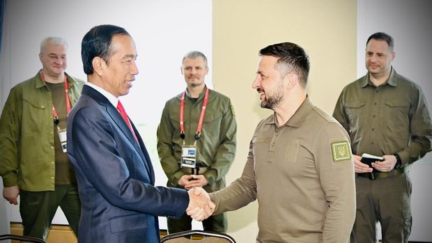 Presiden Indonesia Joko Widodo (kiri) bertemu dengan Presiden Ukraina Volodymyr Zelensky (kanan) dalam pertemuan bilateral di sela-sela KTT G7 di Hiroshima, Jepang pada 21 Mei 2023. (Secretary President of Indonesia / Handout/Anadolu Agency via Getty Images)