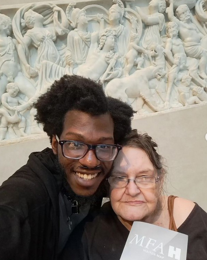 Pria pacari wanita lebih tua