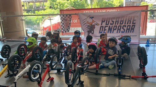 Anggota Pusbike Denpasar saat latihan di Lippo Mall Kuta pada Minggu (21/5/2023). (Siti Muamalah/detikBali)