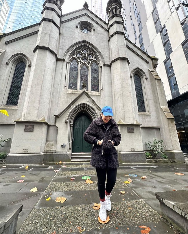 Ketika foto OOTD di depan sebuah gedung, pemain film Surga di Telapak Kaki Ibu itu kembali mengenakan topi untuk menutupi bagian rambut dipadu dengan coat tebal. Putri Anne terlihat pose senyum ceria.  Foto: Instagram@anneofficial1990.