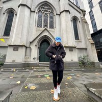 Ketika foto OOTD di depan sebuah gedung, pemain film Surga di Telapak Kaki Ibu itu kembali mengenakan topi untuk menutupi bagian rambut dipadu dengan coat tebal. Putri Anne terlihat pose senyum ceria.  Foto: Instagram@anneofficial1990.