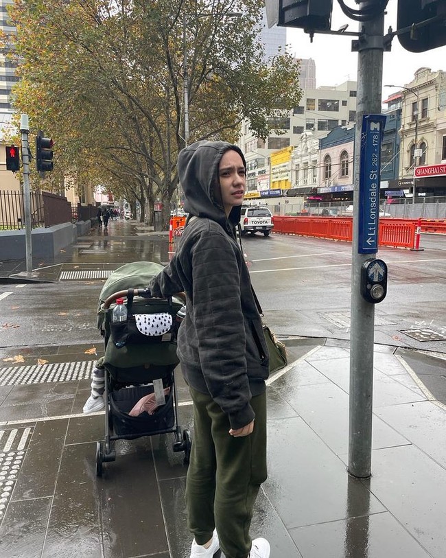 Sosok Putri Anne kembali jadi perbincangan warganet di media sosial ketika liburan ke Australia. Sebab penampilannya terlihat tidak mengenakan hijab. Dalam foto unggahan Putri Anne, dia terlihat mengenakan jaket dan bagian atas kepalanya tidak memakai hijab. Dont judge my jacket, its been w me since 2007, tulis Putri Anne. Dia berpose sambil memegang stroller. Foto: Instagram@anneofficial1990