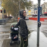 Sosok Putri Anne kembali jadi perbincangan warganet di media sosial ketika liburan ke Australia. Sebab penampilannya terlihat tidak mengenakan hijab. Dalam foto unggahan Putri Anne, dia terlihat mengenakan jaket dan bagian atas kepalanya tidak memakai hijab. Dont judge my jacket, its been w me since 2007, tulis Putri Anne. Dia berpose sambil memegang stroller. Foto: Instagram@anneofficial1990