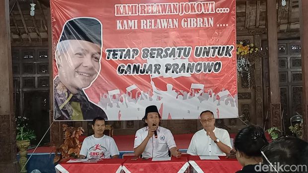 Relawan Jokowi dan Gibran di Solo deklarasi tetap dukung Ganjar Pranowo, di Gedung Pendopo Putri Solo, Minggu (21/5/2023).