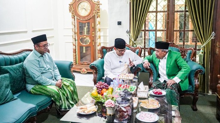 Sandiaga saat bertemu dengan Wakil Ketua Majelis Syariah DPP PPP KH Muslich ZA (dok Istimewa).