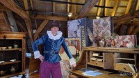 Berfoto dengan menggunakan seragam prajurit Groningen yg tersedia gratis di Museum
