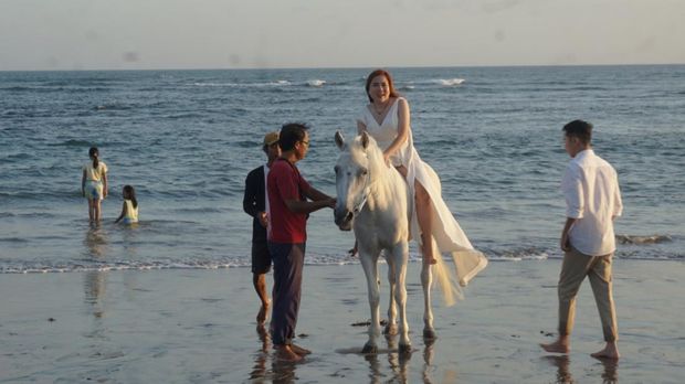 Selain untuk jalan-jalan biasa, sewa kuda juga bisa untuk prewedding di Pantai Canggu Jalan Nelayan, Badung, Bali, Minggu (21/5/2023). (Agus Eka)