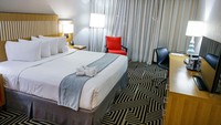 Sprei kasur berwarna putih juga memberikan pengalaman tidur yang lebih baik, termasuk persepsi hotel yang lebih positif. Tak hanya itu, warna putih juga bisa traveler temukan dalam handuk, pakaian mandi hingga keset. Jeff Greenberg/Getty Images