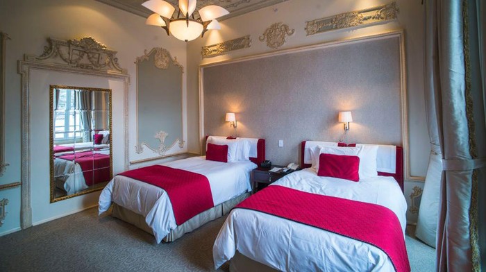 Sprei Hotel Selalu Berwarna Putih? Begini Alasannya Sadarkah bahwa setiap masuk kamar hotel selalu saja spreinya berwarna putih? Ternyata ini alasannya.