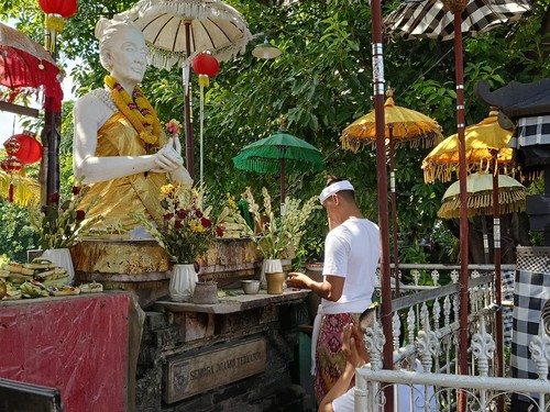 Suasana di Pelinggih Ratu Niang Sakti di Jalan Kumbakarna, Denpasar, Bali pada Minggu (21/5/2023). (Ni Made Lastri Karsiani Putri-detikBali)