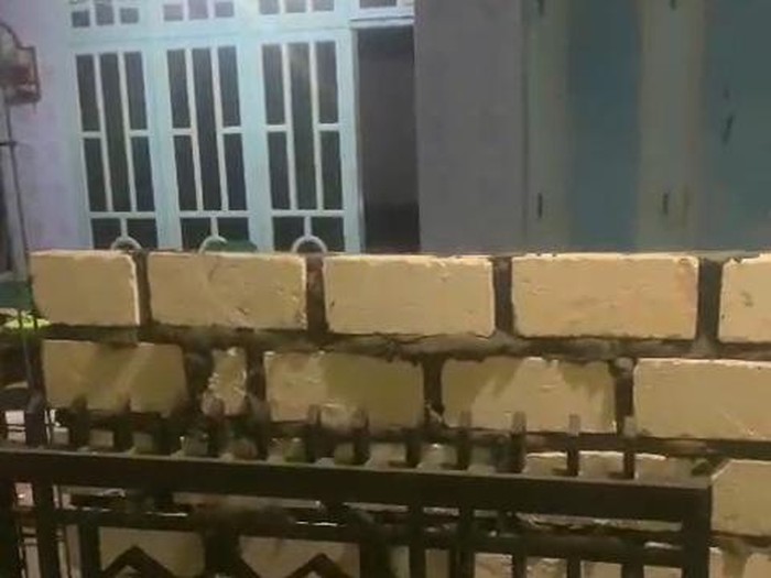 Tembok yang didirikan tetangga tepat di depan akses rumah warga Tuban.