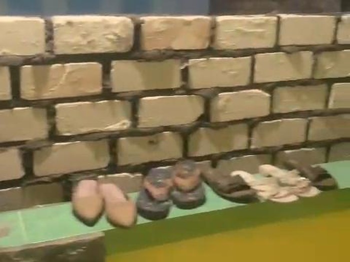 Tembok yang didirikan tetangga tepat di depan akses rumah warga Tuban.