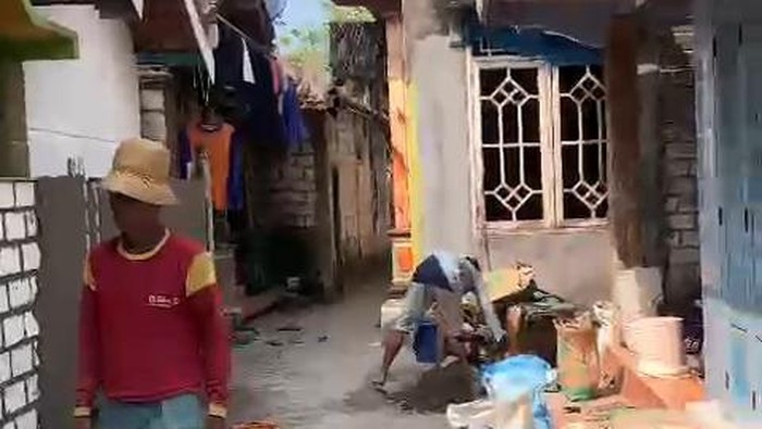 Tembok yang didirikan tetangga tepat di depan akses rumah warga Tuban.