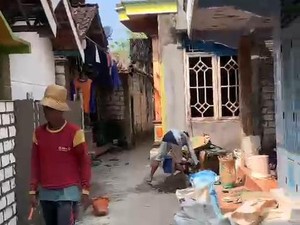 Warga Tuban yang Rumahnya Ditembok Tetangga Terpaksa Lewat Pintu Samping