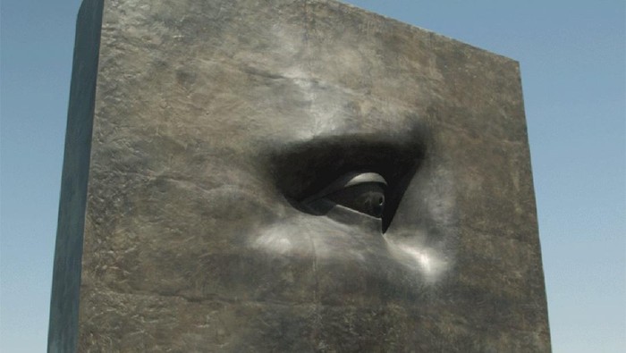 Patung The Eye dibuat dari tahun 1921 hingga 1998. Bahan yang digunakan dalam membuat patung mata satu ini adalah perunggu. Patung mata satu The Eye memiliki tinggi 500 cm atau 5 meter.