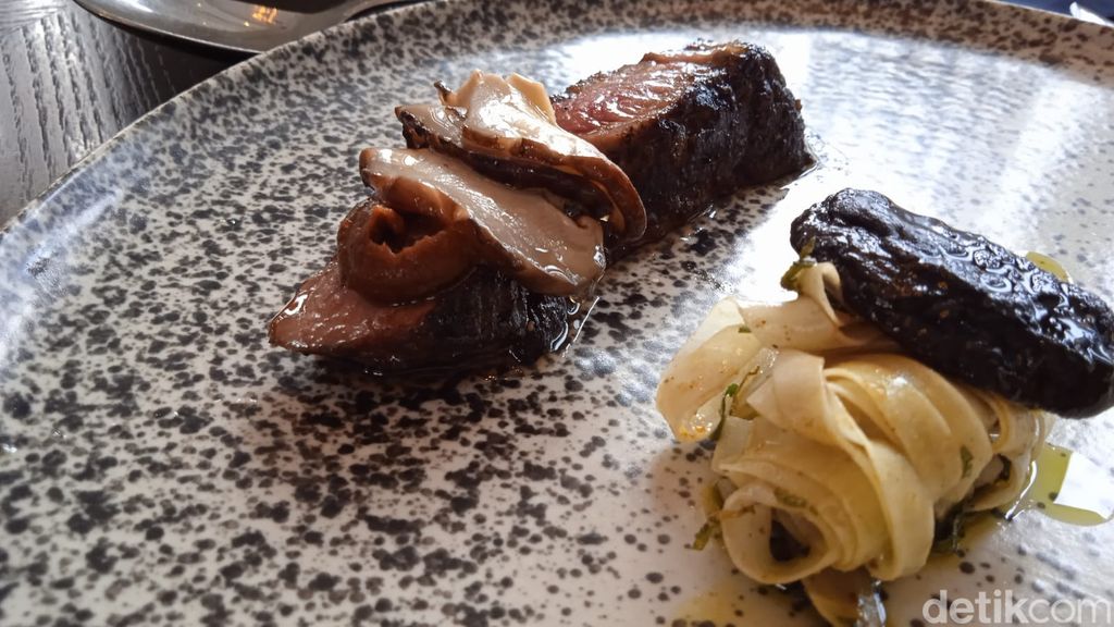 Lembutnya Quiche Penobatan Raja dan Empuk Juicy Wagyu Charcoaled