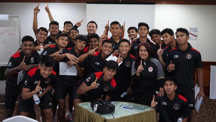 Tim Psikolog Unair saat mendampingi Timnas U-22 Indonesia sebelum Sea Games 2023.