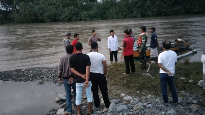 Tim SAR melakukan pencarian bocah tenggelam di Banggai, Sulteng.