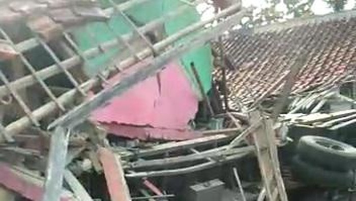Truk tabrak dua rumah di Bogor. (Dok. istimewa)
