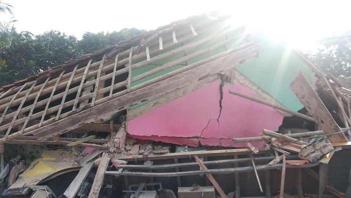 Truk Tabrak Rumah di Bogor