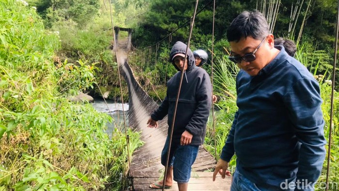 Wakil Bupati Torut, Frederik Victor Palimbong saat meninjau jembatan putus yang menewaskan 2 warga.