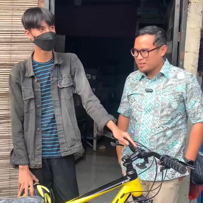 Wakil Wali Kota Pilar Saga Ichsan berikan sepeda kepada Viky