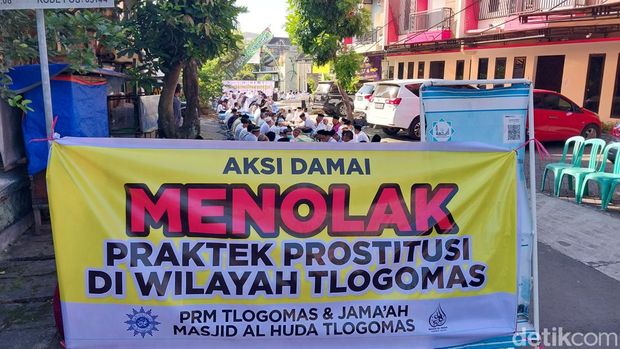 warga gelar doa bersama di penginapan kota malang yang ditutup