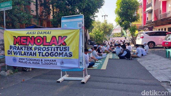 warga gelar doa bersama di penginapan kota malang yang ditutup