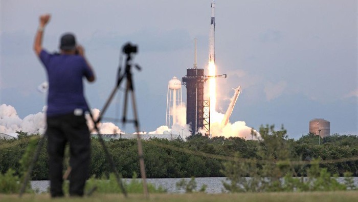 A SpaceX Falcon 9 rocket carrying the Axiom Mission 2 astronauts soars toward space after lifting off from launchpad 39A at NASA's Kennedy Space Center in Cape Canaveral, Florida, on May 21, 2023. Two Saudi astronauts, including the first Saudi woman, will blast off from Florida on May 21 on a private mission to the International Space Station (ISS). (Photo by Gregg Newton / AFP) (Photo by GREGG NEWTON/AFP via Getty Images)