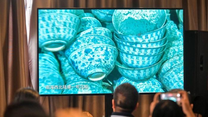 SANYA, CHINA - MAY 21: A screen shows the No.1 shipwreck, which is located near the northwest continental slope of the South China Sea, during a press conference on May 21, 2023 in Sanya, Hainan Province of China. An archaeological investigation on two ancient shipwrecks discovered from about 1,500 meters under the sea level in South China Sea was launched on May 20. (Photo by Luo Yunfei/China News Service/VCG via Getty Images)