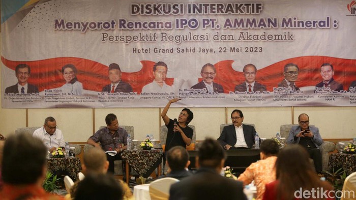 Adian Napitupulu Minta OJK Tunda IPO AMMAN Mineral Diskusi bertema 'Menyorot Rencana IPO PT AMMAN Mineral: Perspektif Regulasi dan Akademik' digelar di Jakarta. Diskusi itu menghadirkan Anggota Adian Napitupulu.