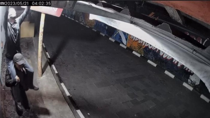 Aksi maling di Sukabumi kembali terekam CCTV. Kali ini, dua kawanan maling saling gendong untuk mengambil lampu di depan toko kawasan Alun-alun Kota Sukabumi.