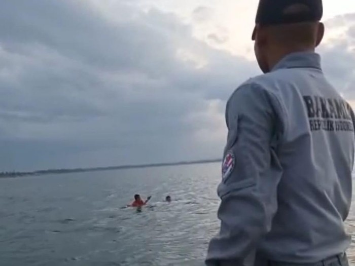 Bakamla Evakuasi Korban Kecelakaan Perahu Bocor di Perairan Teluk Kendari (dok.Bakamla)