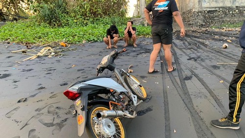 Kendaraan yang digunakan untuk trek-trekan oleh sejumlah remaja saat diamankan kepolisian di pesisir pantai Desa Yeh Kuning, Kecamatan/Kabupaten Jembrana, Minggu (21/5/2023).