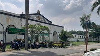 Willie Salim membuat konten memasak 200 kg rendang di Benteng Kuto Besak. Saat Willie Salim meninggalkan lokasi sejenak, rendang yang belum selesai dimasak tersebut diambil oleh warga. (Candra Budi)