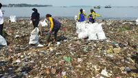 Pandawara Bareng Warga Bersihkan Pantai Di Banten, Sampah Capai Ribuan ...