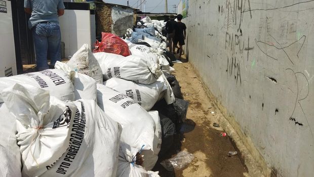 Bersih-bersih sampah di Pantai Teluk, Pandeglang (Aris-detikcom)