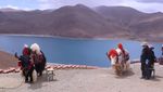 Birunya Danau Suci Yamdrok di Puncak Pegunungan Tibet