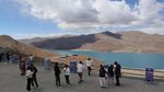 Birunya Danau Suci Yamdrok di Puncak Pegunungan Tibet