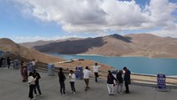 Para pengunjung mengabadikan pemandangan Danau Yamdrok, Daerah Otonomi Tibet, China, Minggu (21/5/2023). ANTARA FOTO/M Irfan Ilmie.