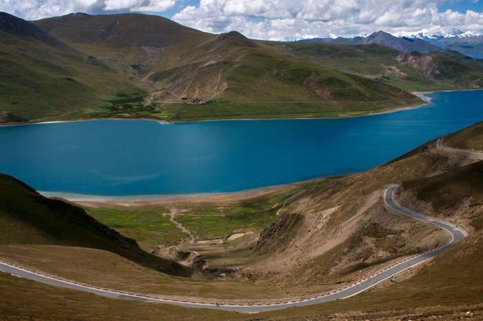 Yamdrok Lake seen from the Kamba La pass. Tibets Sacred Yamdrok Tso Lake (Yamzho Yumco in Tibetan), Shannan Prefecture, Tibet, China. (Photo by: Sergi Reboredo/VWPics/Universal Images Group via Getty Images)